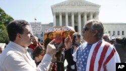 Ciudadanos a favor y en contra de la ley de Inmigración de Arizona, discuten frente a la Corte Suprema de Justicia, en Washington, D.C.