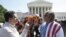 Ciudadanos a favor y en contra de la ley de Inmigración de Arizona, discuten frente a la Corte Suprema de Justicia, en Washington, D.C.
