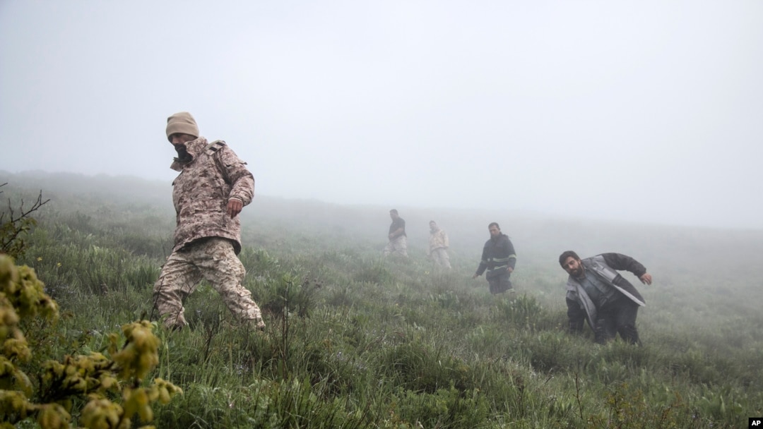 Imagen muestra a equipo de rescate en busca de los restos del helicóptero que transportaba al presidente iraní, Ebrahim Raisi, después de que se estrellara en Varzaghan, en el noroeste de Irán, el lunes 20 de mayo de 2024. 