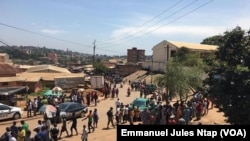 Les parents mercredi matin à l’entrée de l’école publique d’Ekoudou où 4 élèves ont trouvé la mort, à Yaoundé, au Cameroun, le 21 mars 2018. (VOA/Emmanuel Jules Ntap)