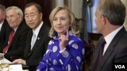 Menlu AS Hillary Clinton (kanan) menjadi tuan rumah pertemuan untuk menghidupkan kembali pembicaraan damai Timur Tengah di Washington (11/7).