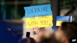 Фото з мітингу на підтримку України у Лондоні. AP Photo/David Cliff
