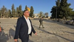 Menteri Keamanan Nasional Israel Itamar Ben Gvir mengunjungi kompleks Masjid Al-Aqsa, yang juga dikenal sebagai Temple Mount oleh penganut Yahudi, di Yerusalem, pada 26 Desember 2024. (Foto: Itamar Ben-Gvir's spokesperson/Handout via Reuters)