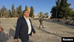 Menteri Keamanan Nasional Israel Itamar Ben Gvir mengunjungi kompleks Masjid Al-Aqsa, yang juga dikenal sebagai Temple Mount oleh penganut Yahudi, di Yerusalem, pada 26 Desember 2024. (Foto: Itamar Ben-Gvir's spokesperson/Handout via Reuters)