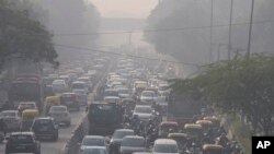 Commuters drive amidst morning haze and toxic smog in New Delhi, India, Wednesday, Nov. 17, 2021. (AP Photo/Manish Swarup)