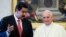 El papa Francisco sonríe junto al presidente venezolano Nicolás Maduro, con quien se reunió este lunes en el Vaticano.