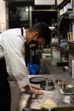 El chef venezolano Daniel Cadena es quien está detrás de “La Qué Tal", propuesta gastronómica de empanadas gourmet en España. Foto: Cortesía.