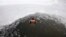Seorang perenang es dari klub tradisional 'Berliner Seehunde' (anjing laut Berlin) berenang di air dingin danau Oranke di distrik Alt-Hohenschoenhausen di Berlin timur. (Foto: Reuters)