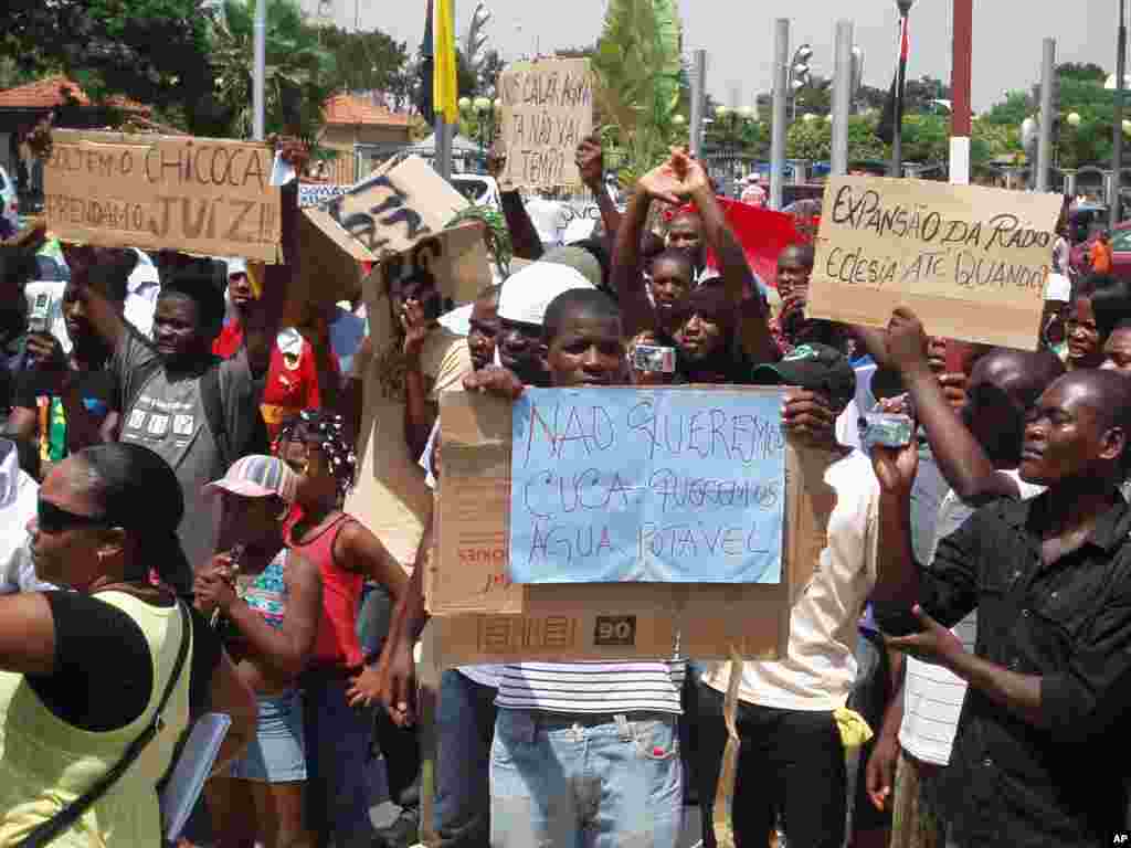 Manifestação na Praça da Independência, em Luanda (2 de Abril de 2011) Foto de Alexandre Neto / VOA