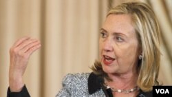 Hillary Clinton también invitó a la comunidad internacional "a condenar estos hechos".