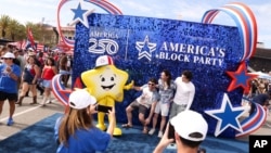 2026년 7월 4일 토요일 캘리포니아주 로스앤젤레스 메모리얼 콜리세움에서 열린 'America250 아메리카스 블록 파티(America's Block Party)'에 참석한 사람들.