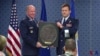 美国空军颁奖，表彰越战空军飞行员