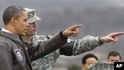 지난 3월 판문점을 방문해, 북한 지역을 바라보는 바락 오바마 미국 대통령(왼쪽)과 유엔군 사령부 경비대대장 에드 테일러 미군 중령.