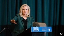 Mantan Anggota DPR AS dari Partai Republik, Liz Cheney, berbicara dalam sebuah acara di Universitas Dartmouth di Hanover, New Hampshire, pada 5 Januari 2024. (Foto: Robert Gill/Dartmouth via AP)