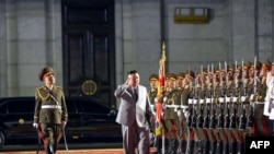 Gambar ini diambil pada 10 Oktober 2020 dan dirilis dari Kantor Berita Pusat Korea (KCNA) resmi Korea Utara pada 11 Oktober 2020 menunjukkan pemimpin Korea Utara Kim Jong Un (tengah) sedang memeriksa pasukan. (Foto: AFP)