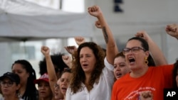 Manifestantes protestan contra la violencia de género en conmemoración del Día Internacional de la Eliminación de la Violencia contra la Mujer en Río de Janeiro, Brasil, el sábado 25 de noviembre de 2023. 