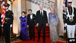 美国总统乔·拜登、美国第一夫人吉尔·拜登、日本首相岸田文雄和首相夫人岸田裕子在白宫参加国宴时合影。(2024年4月10日)