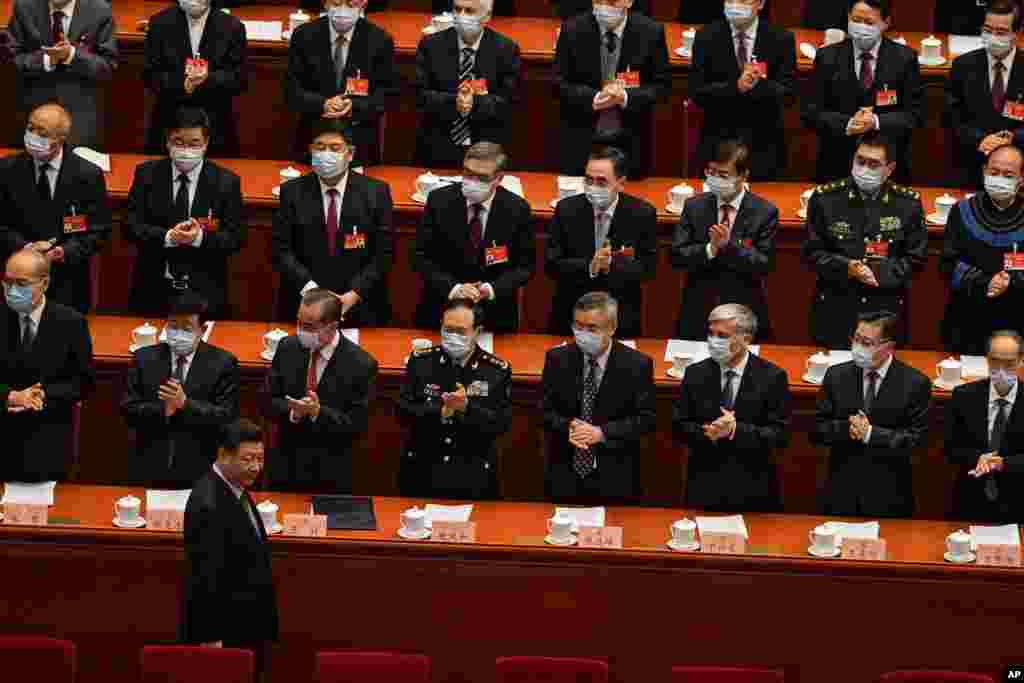 시진핑 중국 국가주석이 베이징 인민대회당에서 열린 전국인민정치협상회의(CPPCC) 개막식에 들어서고 있다. 