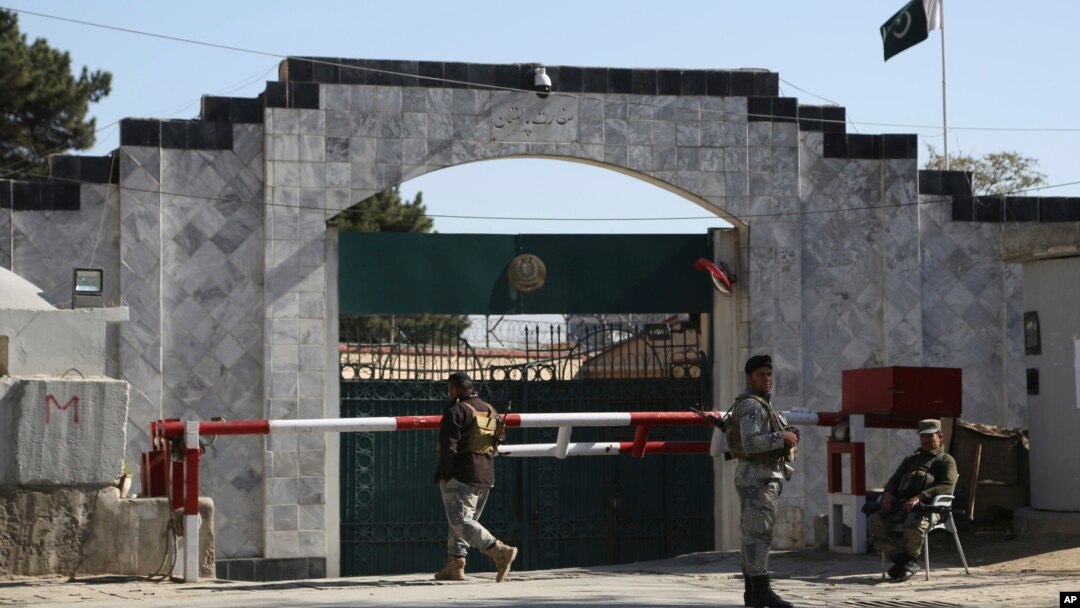 Suasana di luar Kedutaan Besar Pakistan di Kabul, Afghanistan, Senin, 4 November 2019. 