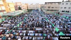 À Gaza, des Palestiniens font la prière du matin le 17 juillet 2015 pendant le Ramadan. 