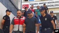 Abapolisi ba Turukiya batwaye Umuririmvyi Atilla Tas ku cicaro ca Polisi i Istanbul.
