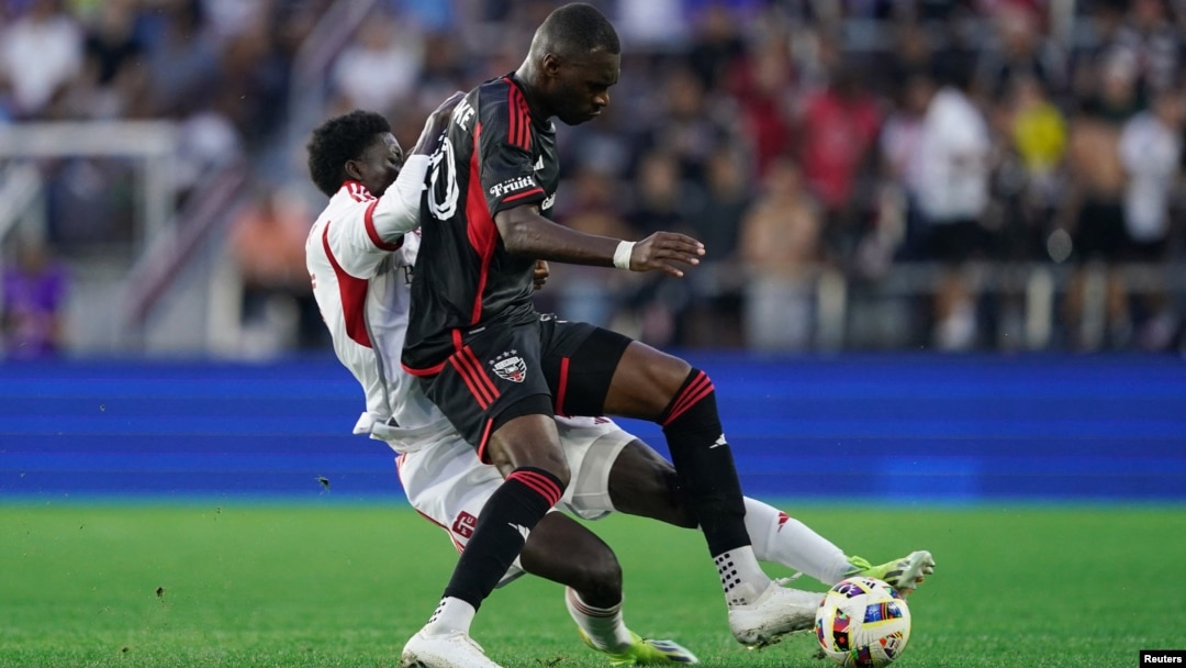 Kristijan Benteke (crni dres, DC junated), u duelu sa Niksenom Gomisom (Foto: Amber Searls-USA TODAY Sports)