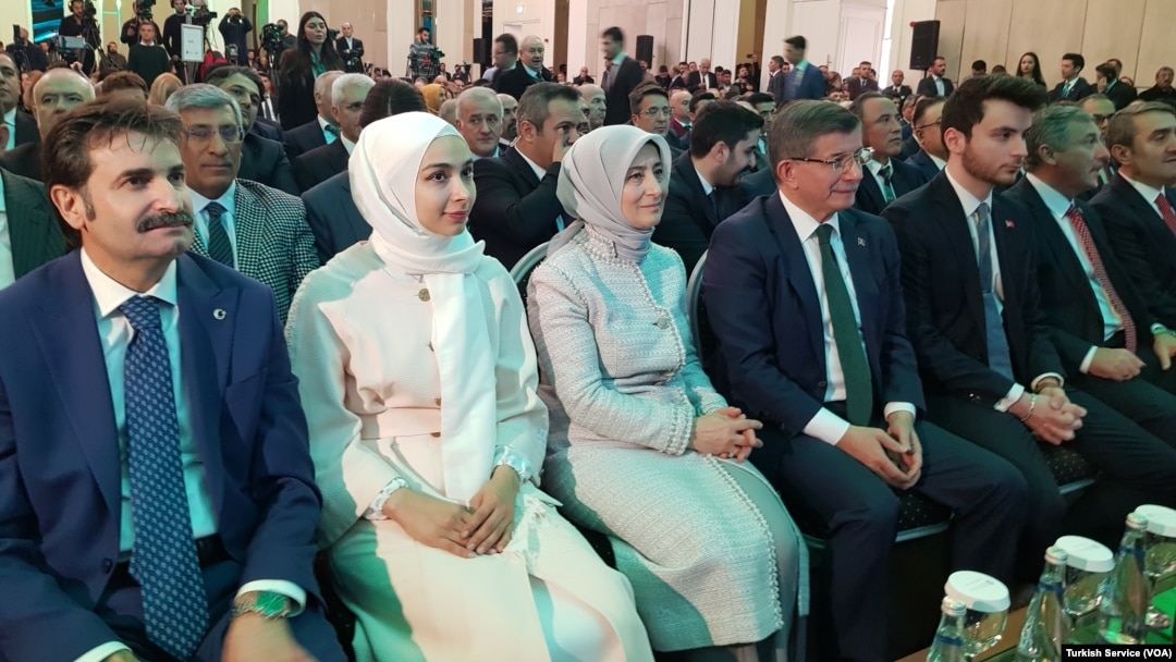 Eski Başbakan Ahmet Davutoğlu, Gelecek Partisi’nin resmi tanıtımını yaptı.