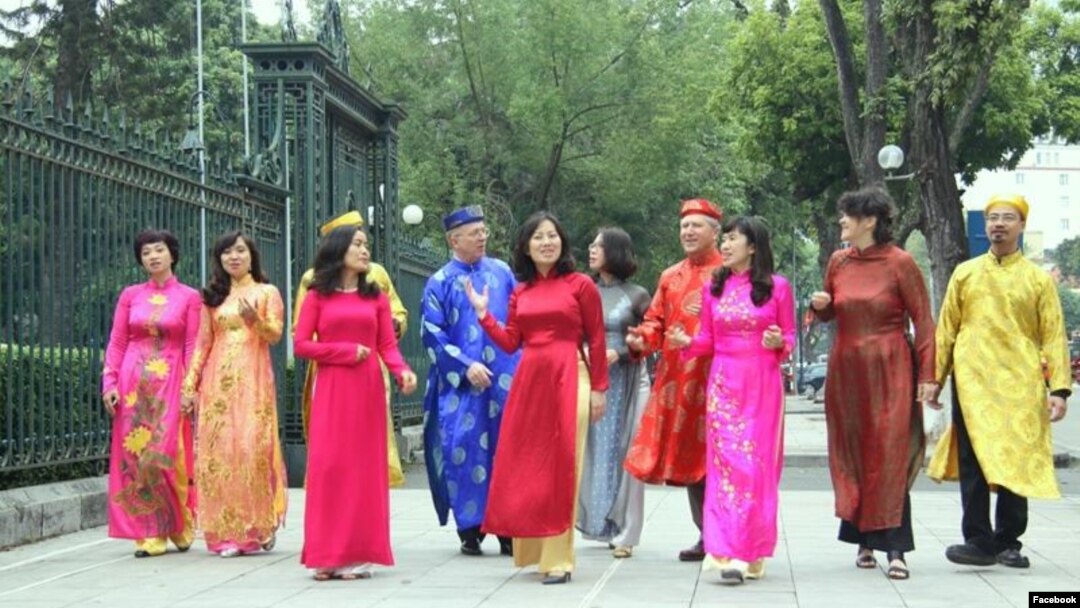 Tư liệu - Nhân viên Đại sứ quán Canada tại Việt Nam trong trang phục áo dài khăn đóng (ảnh Facebook Đại sứ quán Canada)