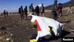 Sebagian reruntuhan pesawat ET 302 milik Ethiopian Airlines yang jatuh di dekat kota Bishoftu, tenggara Addis Ababa, Ethiopia, 10 Maret 2019.