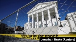 Ispred zgrade državne skupštine u Virdžiniji postavljena je ograda, a učesnici protesta moraće da prolaze detektor za metal