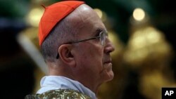 El cardenal Tarcisio Bertone niega las acusaciones que se presentan en un nuevo libro sobre los escándalos del Vaticano.