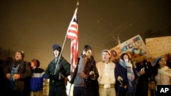 Sekelompok demonstran di depan kantor polisi Ferguson, Missouri (26/11). (AP/David Goldman)