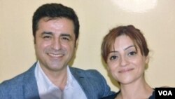 Selahattin Demirtas li girtîgehê digel xwîşka xwe ya evûqat Aygul Gokalp