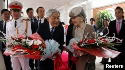 Japanese Emperor Akihito (L) and Empress Michiko (R)