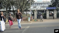 Pedestrians walk past the Federal High Court building housing a terror trial against two Swedish journalists, Johan Persson and Martin Schibbye, in Addis Ababa, Ethiopia, November 1, 2011.