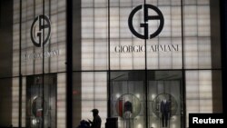 Salah satu gerai mewah Giorgio Armani di kawasan perbelanjaan Wangfujing, Beijing, China, di tengah pandemi COVID-19, 20 Februari 2020. (REUTERS/Tingshu Wang)