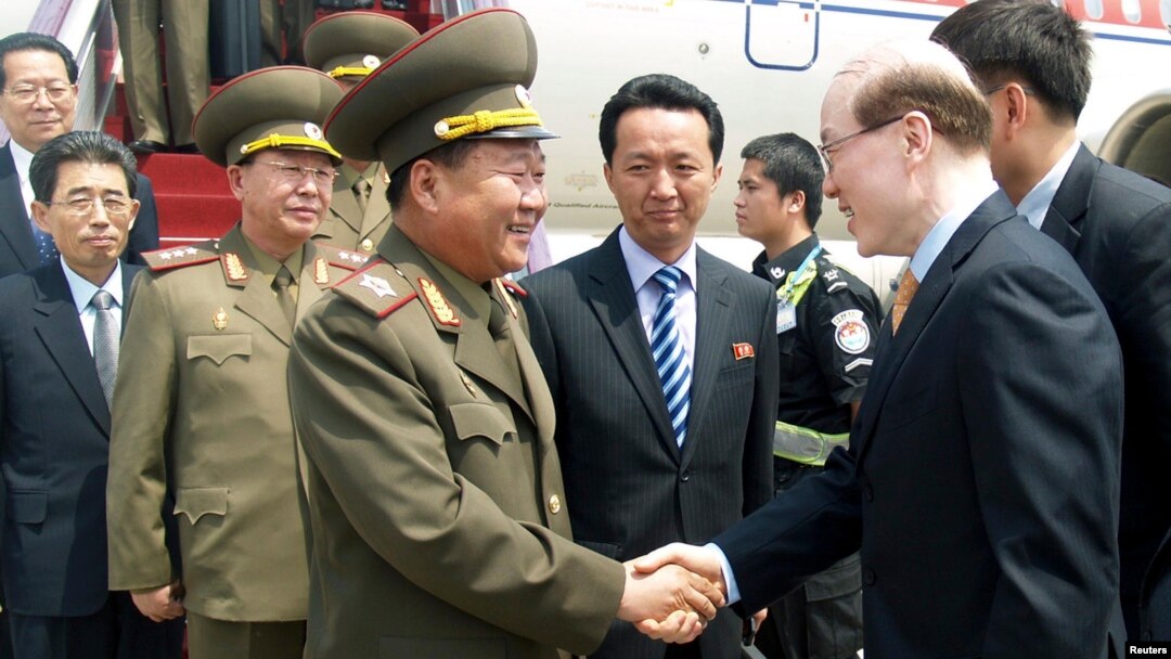Utusan Korut Choe Ryong Hae (kiri) melakukan kunjungan ke Beijing, China (22/5).