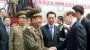 朝鲜特使崔龙海5月22日和到机场欢迎他的中国官员握手