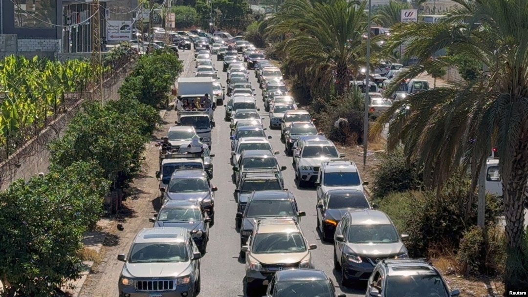 Kolone automobila napuštaju grad Sidon na jugu Libana (Foto: REUTERS/Ali Hankir)