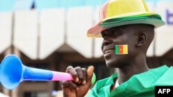 Un vendeur pose avec des vêtements de football, à Yaoundé, le 5 janvier 2022.