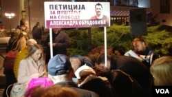 Protest "1 od 5 miliona" posvećen podršci uzbunjivaču iz Krušika Aleksandru Obradoviću, na Pozorišnom trgu u Novom Sadu, 1. novembra 2019. (Foto: Veljko Popović, VoA).