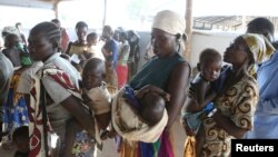 Des réfugiées sud-soudanaises et leurs enfants lors d’une campagne de vaccination à Bidi Bidi, Ouganda, 7 décembre 2016. 