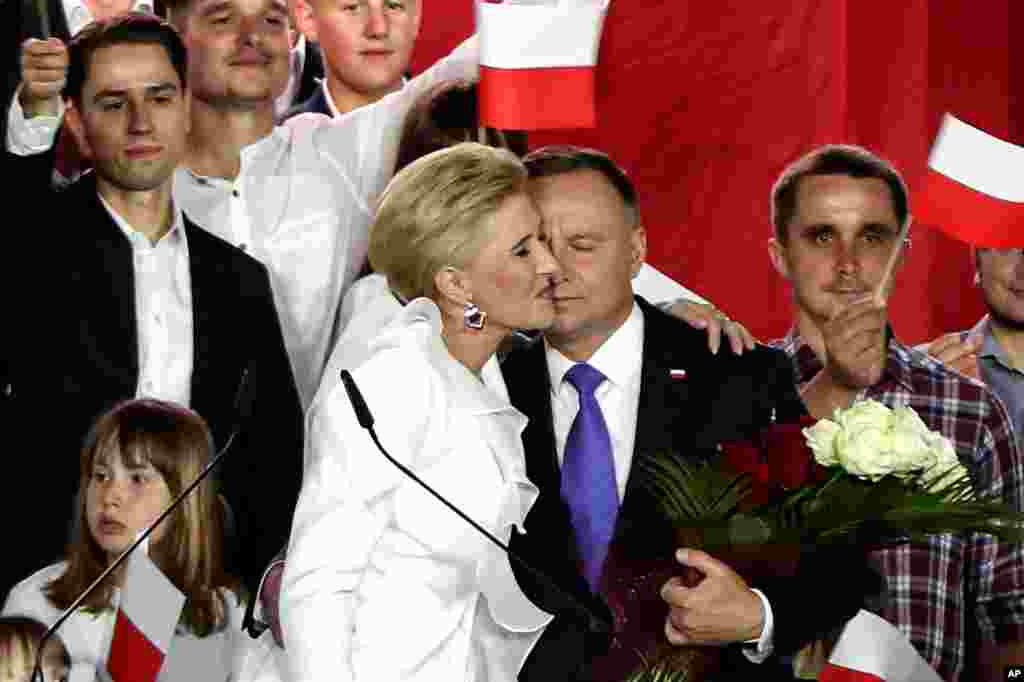 안제이 두다 폴란드 대통령이 폴란드 대선 결선 투표에서 유리한 출구 조사 결과가 나오자 부인과 포옹하고 있다. 