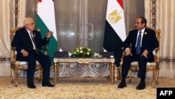 Presiden Palestina Mahmoud Abbas bertemu dengan Presiden Mesir Abdel-Fattah el-Sissi selama KTT Liga Arab di Gaza, di Kairo hari Kamis, 4 Maret 2025.