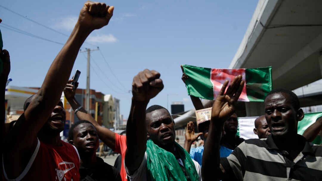 Para pengunjuk rasa membawa spanduk dalam demo memprotes kekerasan oleh polisi di Lagos, Nigeria, Selasa, 20 Oktober 2020. (Foto: AP)