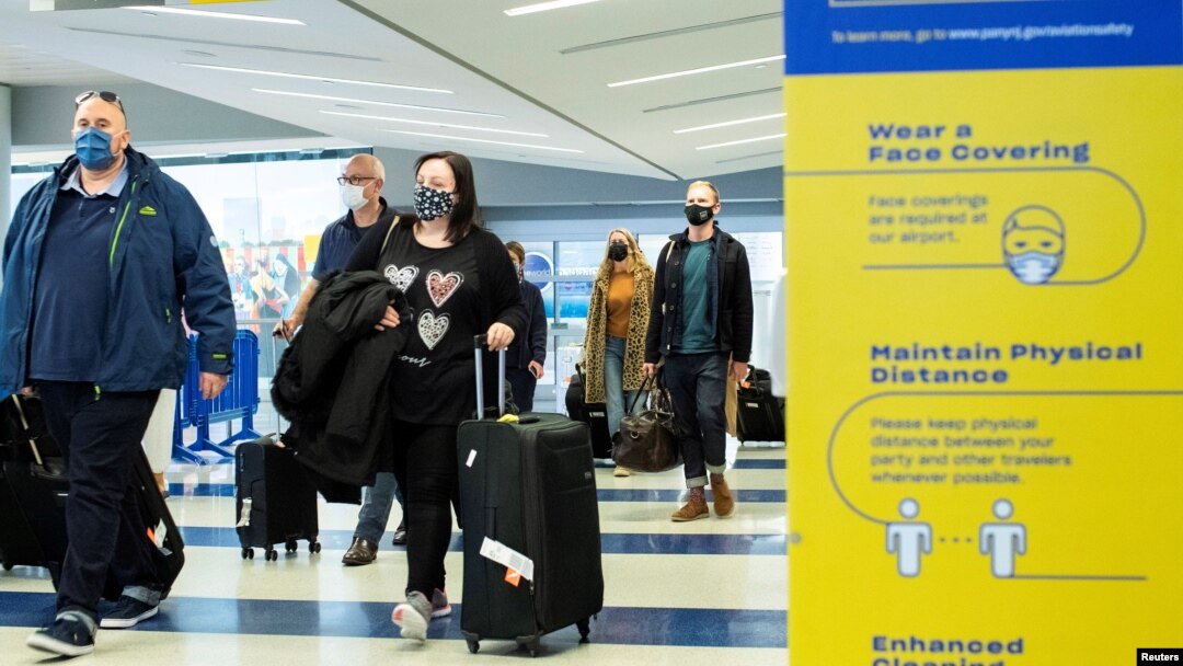 Ingenzi zishitse ku kibuga c'indege John F. Kennedy International Airport aho Amerika yongera kwugurura imbibe ku butaka kubacandazwe (COVID-19)i New York, U.S. 