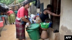 莫桑比克4月29日遭遇強熱帶氣旋“伊代”侵襲後，居民嘗試從瓦礫中尋找能再用的物品。