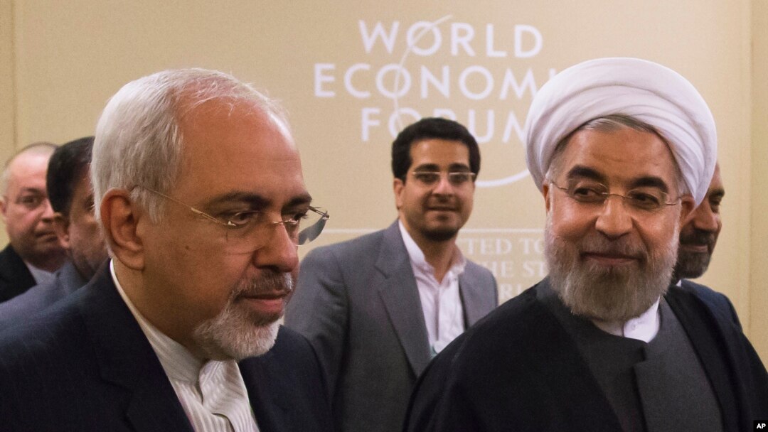 Presiden Iran Hassan Rouhani (kanan), dan Menlu Iran Mohammad Javad Zarif, menghadiri Forum Ekonomi Dunia di Davos, Swiss (22/1).