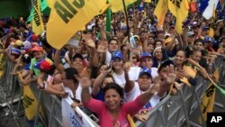 Simpatizantes del candidato Henrique Capriles participan el lunes 24 de un mitín de cierre de campaña en Barinas, Venezuela. Capriles disputa la presidencia de Venezuela, con el actual presidente Hugo Chávez, quien aspira a la reelección.