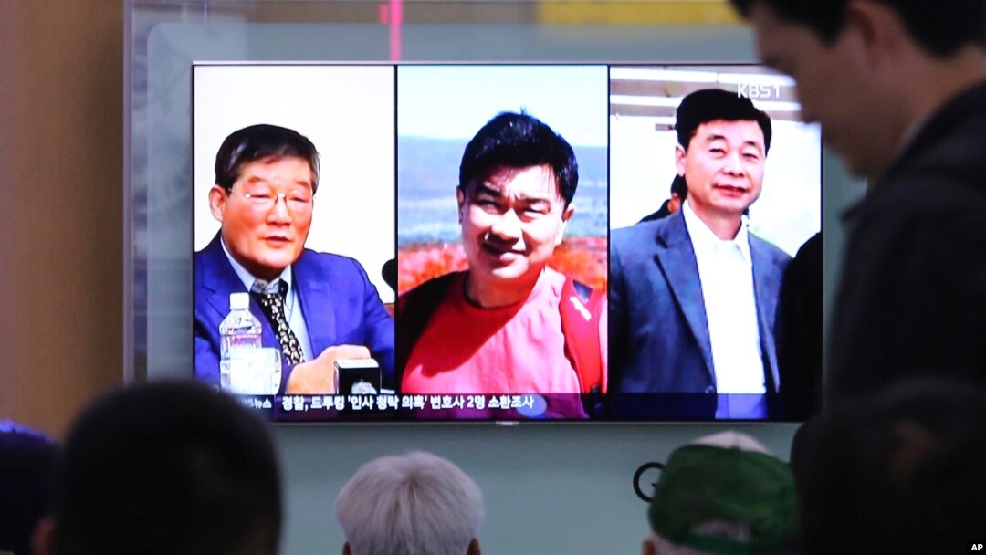 Televisi di stasiun kereta Seoul, Korea Selatan, menayangkan berita tentang tiga warga Amerika (dari kiri): Kim Dong Chul, Tony Kim dan Kim Hak Song, yang ditahan di Korea Utara (3/5). Presiden Donald Trump (9/5) mengatakan Menlu AS Mike Pompeo sedang dalam perjalanan kembali dari Korea Utara bersama ketiga warga AS ini dan mereka "terlihat dalam keadaan sehat."